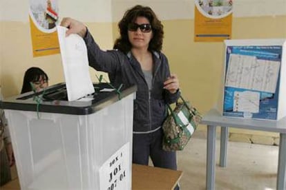 En la imagen, una mujer deposita el voto en Ammán, la capital jordana.