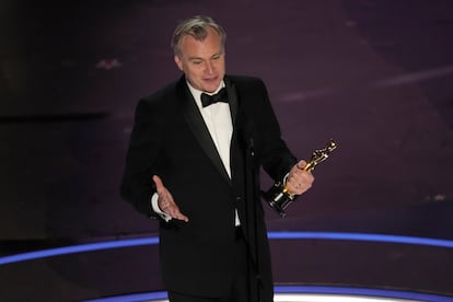 Christopher Nolan habla al auditorio tras recibir el oscar a mejor director por la película 'Oppenheimer'. La película realizada por el matrimonio de Nolan y Emma Thomas (productora) fue la más ganadora de la noche, con siete estatuillas, incluyendo mejor película, mejor actor protagónico y de reparto, mejor fotografía y mejor música original.