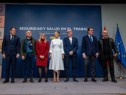 La vicepresidenta segunda y ministra de Trabajo y Economía Social Yolanda Díaz junto con interlocutores sociales.