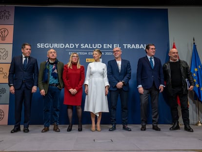 La vicepresidenta segunda y ministra de Trabajo y Economía Social Yolanda Díaz junto con interlocutores sociales.