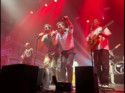 Federico Linares, presidente de EY, junto al cantante del grupo Taburete (izquierda) en la fiesta navideña de la empresa.