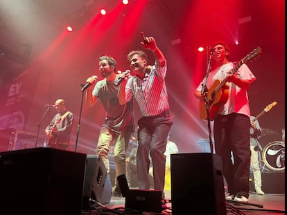 Federico Linares, presidente de EY, junto al cantante del grupo Taburete (izquierda) en la fiesta navideña de la empresa.