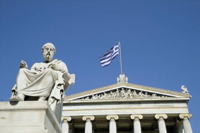 Estatua de S&oacute;crates en Atenas.