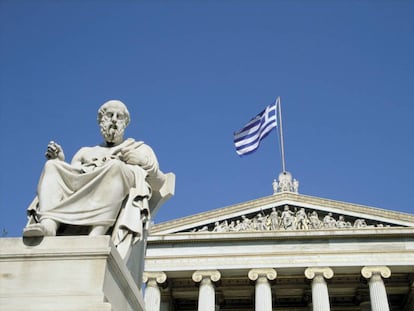 Estatua de S&oacute;crates en Atenas.