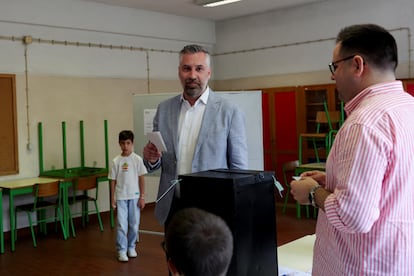 The socialist candidate Pedro Nuno Santos votes in Lisbon accompanied by his son.