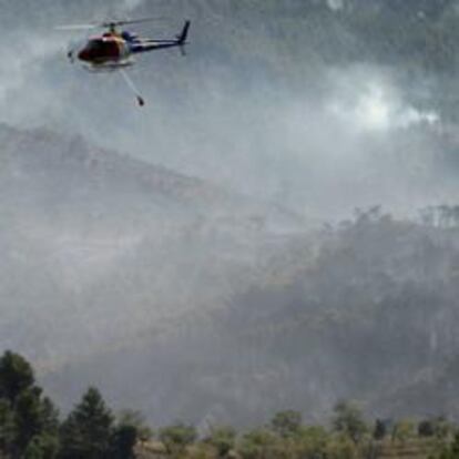 Un helicóptero sobrevuela la zona del incendio de Horta de Sant Joan (Tarragona)
