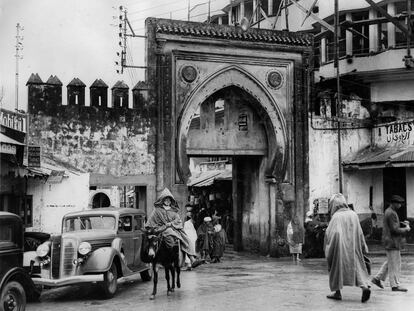 La puerta de  Al Fahs, una de las entradas al Gran Zoco de Tánger, en una fotografía tomada en la década de los años 30.