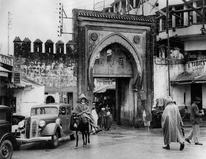 La puerta de  Al Fahs, una de las entradas al Gran Zoco de Tánger, en una fotografía tomada en la década de los años 30.