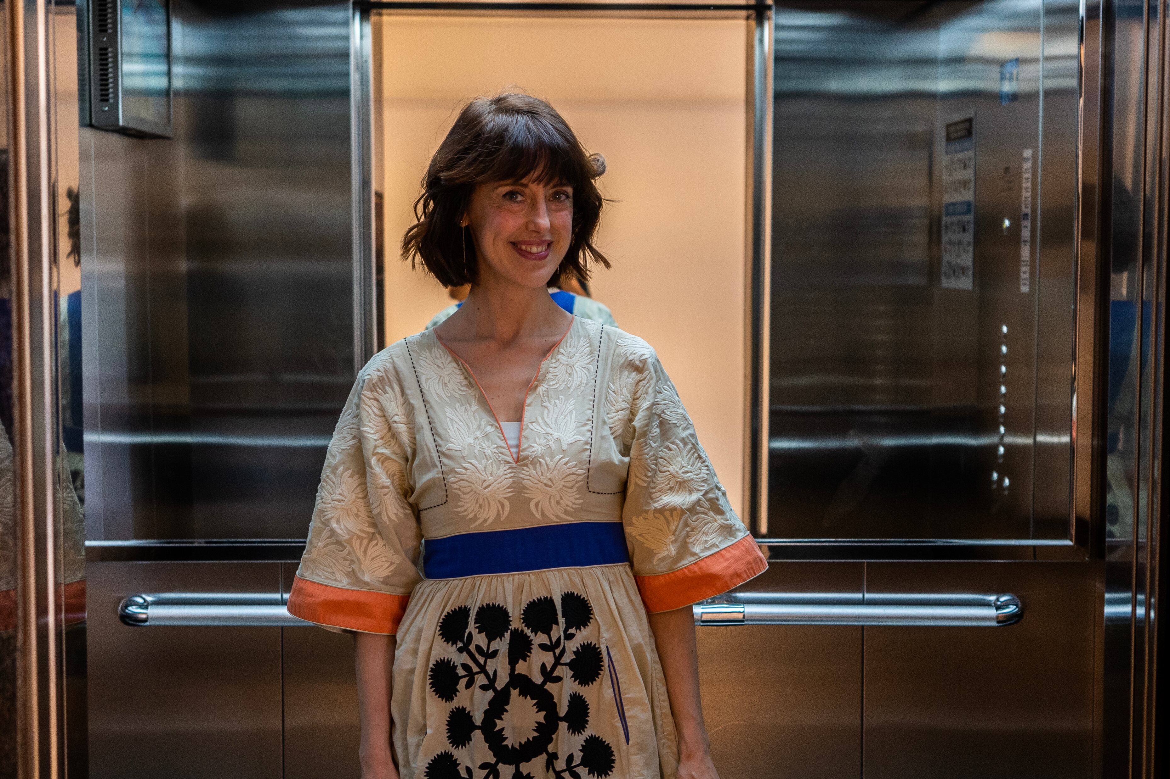 Irene Vallejo, en el ascensor del hotel sede de la feria.