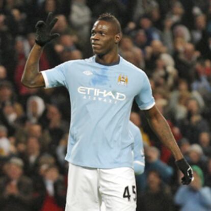 Balotelli celebra su tercer gol.