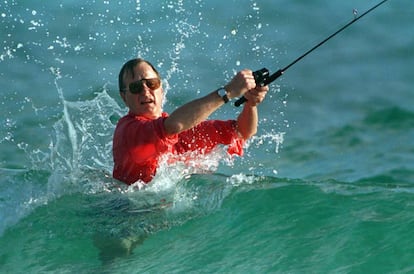 El entonces presidente electo de EE UU, George H. W. Bush, pesca en Florida en noviembre de 1988. Antes de llegar a la presidencia, George Herbert Walker Bush, había sido de todo en la vida pública: congresista, embajador ante las Naciones Unidas y en China, jefe del Partido Republicano, director de la CIA y vicepresidente de la era de Ronald Reagan.