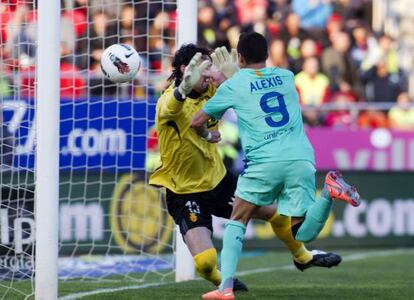 Alexis trata de tocar el cuero en el gol de Messi.