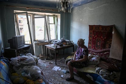 Una mujer observa los daños en su salón en el edificio de viviendas de Pokrovsk (Donetsk) atacado por el ejército ruso.