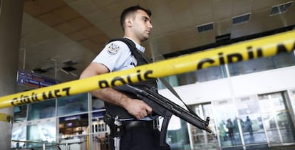 La polic&iacute;a en una zona del aeropuerto en Estambul.