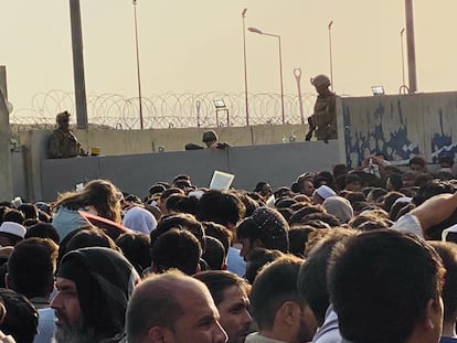 Cientos de afganos intentan entrar en el aeropuerto de Kabul para salir del país, este lunes. En vídeo, caos en el aeropuerto de Kabul tras una semana de ocupación talibana.