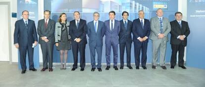 Cesar Alierta, quinto por la izquierda, en la inaguración.