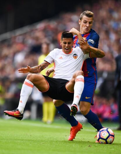 Joao Cancelo (izquierda) de Valencia CF bloquea a Lucas Digne del FC Barcelona.