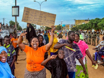 Partidarios de la junta militar de Níger participan en una manifestación frente a una base del ejército francés en la capital, Niamey, el 11 de agosto de 2023.