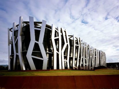 Edificio de Caja Vital diseñado por Javier Mozas y Eduardo Aguirre en Vitoria.
