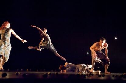 La compañía Dantzaz Konpainia interpeta la pieza 'Earth apples' del coreógrafo israelí Itzik Galili.