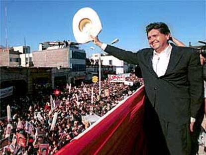 El candidato Alan García saluda a miles de sus seguidores en un mitin celebrado el lunes en Arequipa.