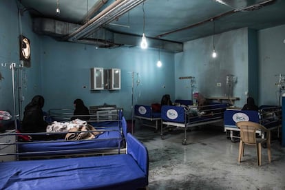 Varias mujeres reciben tratamiento para sus hijos en la sección de pediatría del hospital Al Rahma, el único de Arsal
