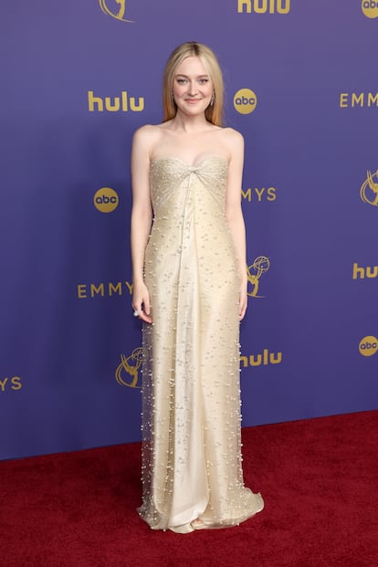 Dakota Fanning, con un vestido de Armani Privé con decenas de perlas bordadas. 