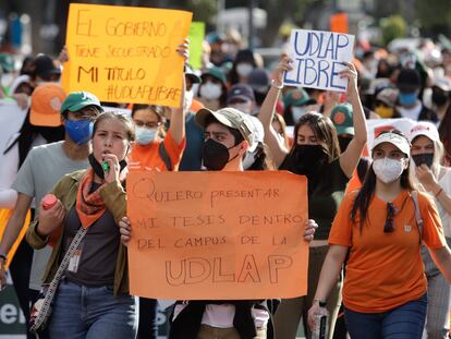 Estudiantes de la UDLAP marcharon para pedir la liberación del campus este mes.