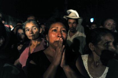 Parientes de los presos esperan noticias por fuera de la prisi&oacute;n de Comayagua.