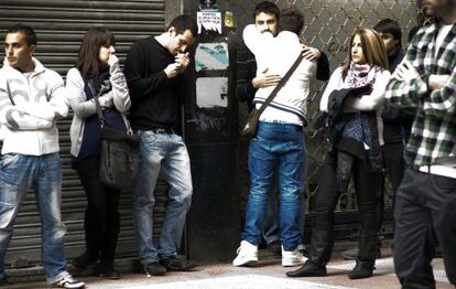 Miembros de la cuadrilla de Iñigo Cabaca junto a la iglesia donde se celebró el funeral.