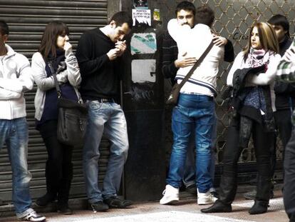 Miembros de la cuadrilla de Iñigo Cabaca junto a la iglesia donde se celebró el funeral.