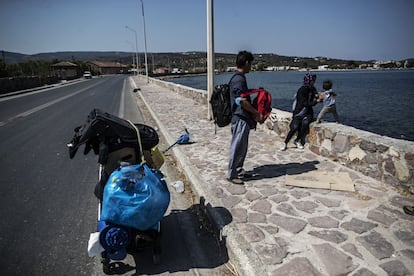 La seguridad era una de las cuestiones que más preocupaban a las familias migrantes en Lesbos durante el tránsito entre campos de acogida. Los riesgos no solo eran para los niños, también para las mujeres solteras, según advierten las ONG.