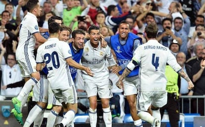 Los jugadores del Real Madrid celebran un gol en la vuelta de los cuartos de final de la Champions League frente al Bayern de Múnich, cuya prórroga fue la emisión más vista de 2017.