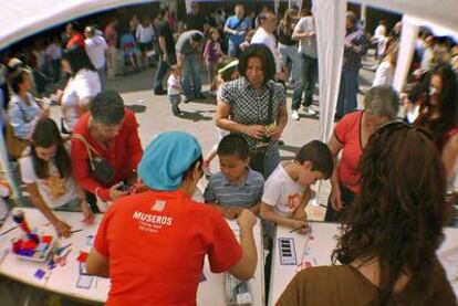 Uno de los talleres dedicados a los niños, ayer, en la Trobada celebrada en la localidad valenciana de Burjassot.