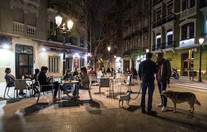 A sidewalk café in Valencia.