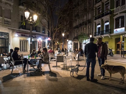 Una terraza de Valencia el lunes 26 de abril, el primer día de apertura de los bares hasta las 10 de las noches.
