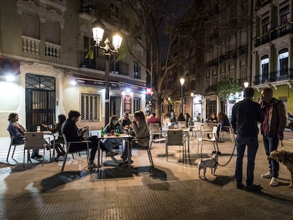 Una terraza de Valencia el lunes 26 de abril, el primer día de apertura de los bares hasta las 10 de las noches.