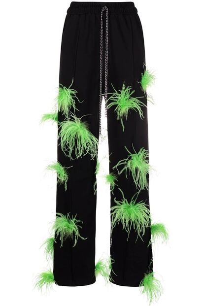 Este pantalón con plumas de avestruz teñidas de verde flúor de la firma Loulou es un buen ejemplo de lo segundo. Imposible mirar hacia otro lado.
