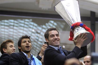 El capitán del equipo, Antonio López, enseña la copa a la afición desde el Ayuntamiento.