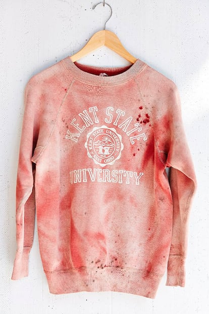 La famosa sudadera con el lema ‘Kent State University’ y salpicaduras de «sangre».