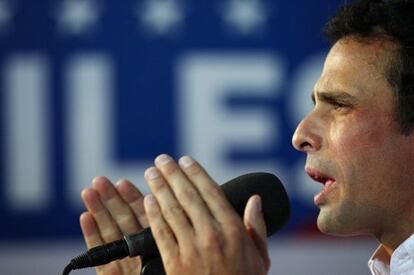 Venezuela&#039;s opposition leader Henrique Capriles talks to the media during a news conference in Caracas on April 24, 2013.