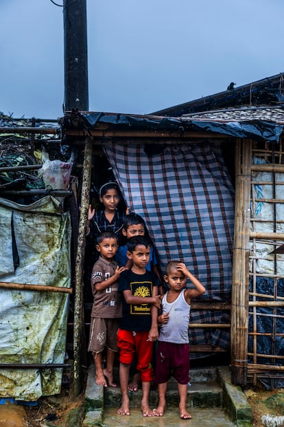 Un grupo de niños se asoma desde una cabaña en el campamento 7 de Cox’s Bazar, en Bangladés.