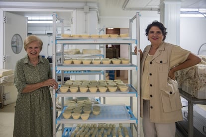 Marigel y su hija Natalia posan con el queso Casín.