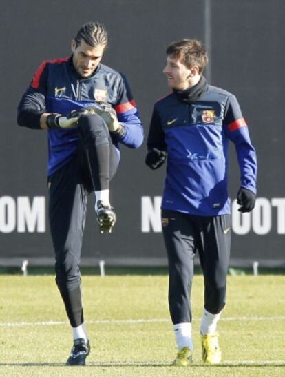 Pinto, junto a Messi, durante un entrenamiento.