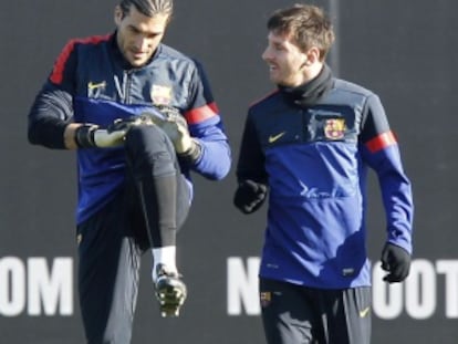 Pinto, junto a Messi, durante un entrenamiento.