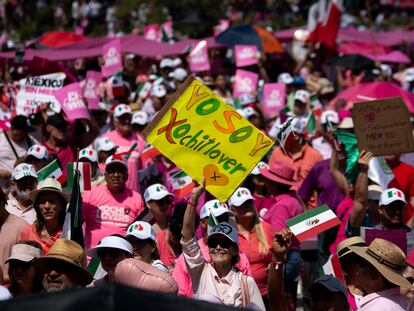 Simpatizantes durante marcha de la Marea Rosa en Monterrey, el 19 de mayo 2024.