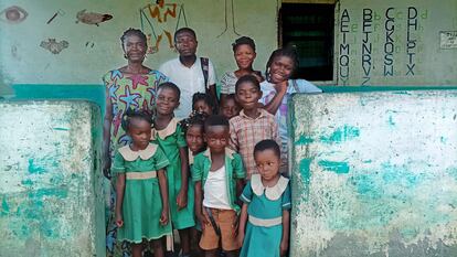 Victoria Addai (izquierda) junto al resto de su equipo y algunos niños acogidos en la Victory Foundation, en Offinso (Ghana).
