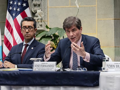 El ministro de Finanzas de Guatemala, Jonathan Menkos, y el subsecretario de Estado para el Crecimiento Económico, Energía y Medio Ambiente de Estados Unidos, José W. Fernández, participan de una rueda de prensa este lunes en Ciudad de Guatemala.