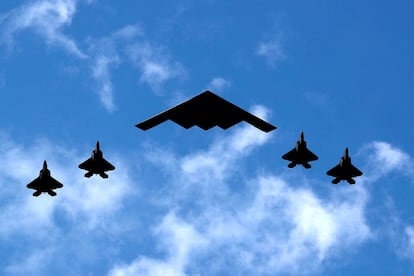 Un bombardero estadounidense B-2, escoltado por cuatro F-22 realizan un vuelo de práctica en Estados Unidos.