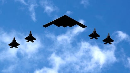 Un bombardero estadounidense B-2, escoltado por cuatro F-22 realizan un vuelo de práctica en Estados Unidos.
